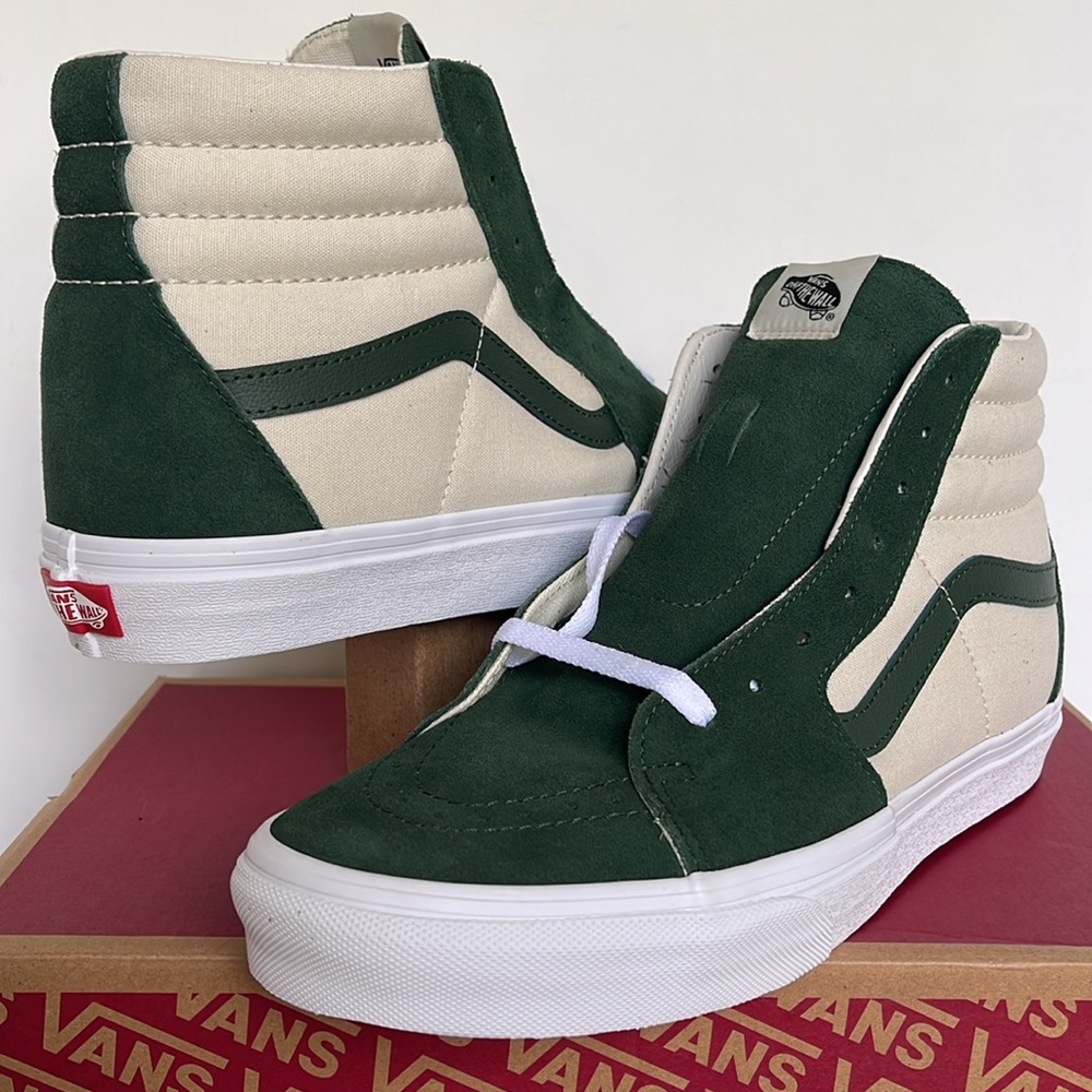 Vans WMNS Sk8-Hi Canvas/Suede Mountain Vie
VN0007NSBD6
Sneakers - Picture 2 of 16